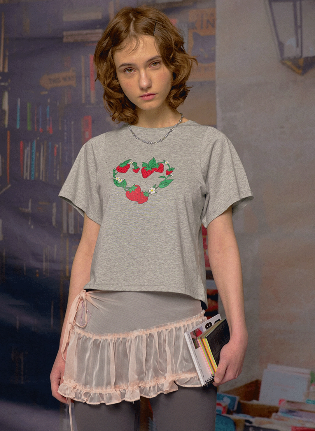 루루서울 Strawberry Picnic Crop T-Shirt  (Gray) 상품 이미지 2