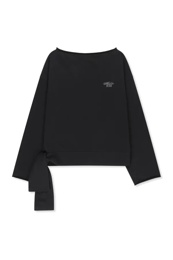BACK LOGO RAW CUT BOAT NECK TOP IN BLACK