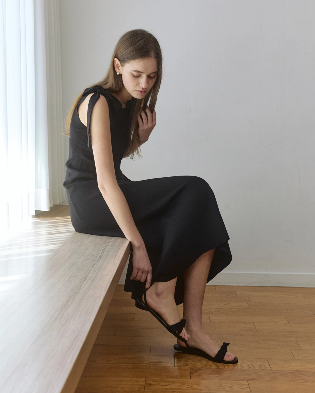 어다울 Unbalance neck ribbon flare long dress - black 상품 이미지 1