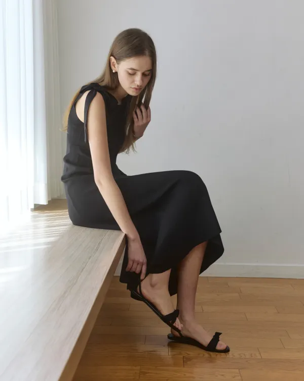 Unbalance neck ribbon flare long dress - black