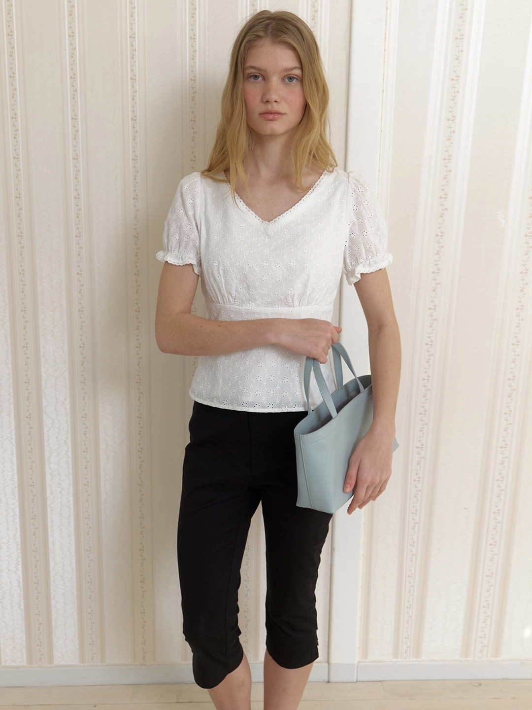 어몽 A EYELET V-NECK LACE BLOUSE_WHITE 상품 이미지 3