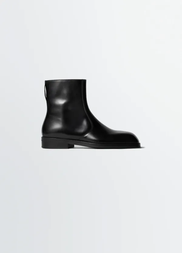 ZIPPED BOOTS IN LEATHER