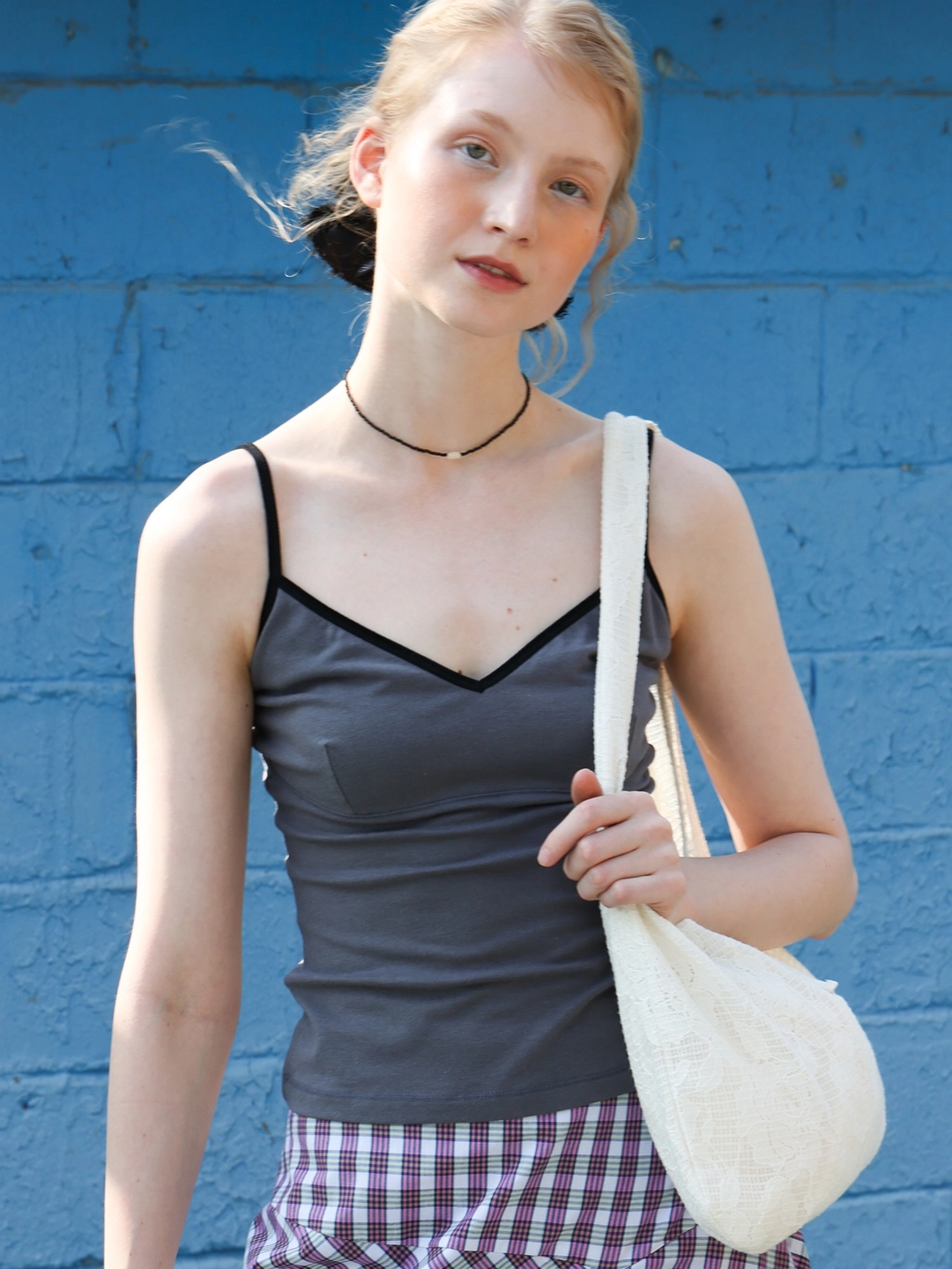 포에브 Velvet Strap Sleeveless Top - Charcoal 상품 이미지 2