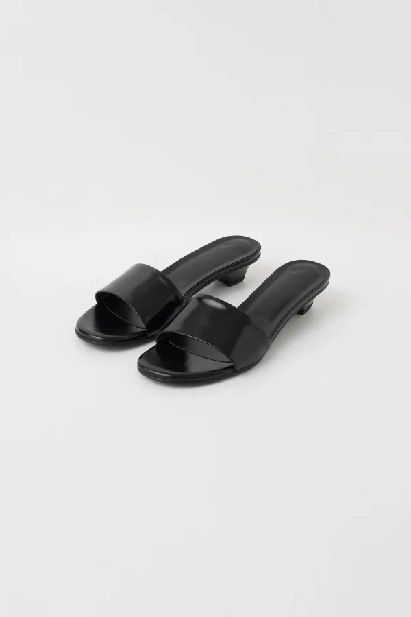 [Exclusive]  Kate Leather Slide