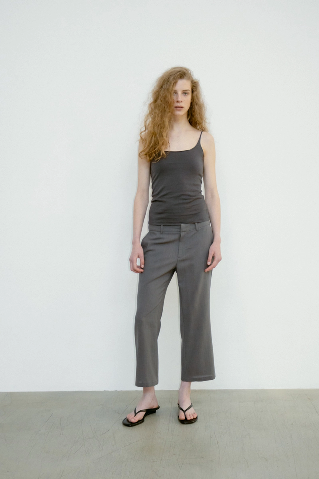 리포스 SUPIMA MINIMAL STRAP TOP (CHARCOAL) 상품 이미지 2