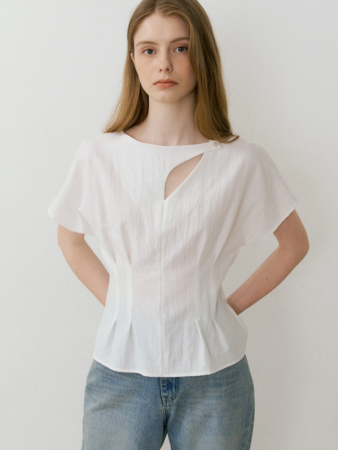 아워코모스 comos 1477 neck cut-out pintuck blouse (white) 상품 이미지 2