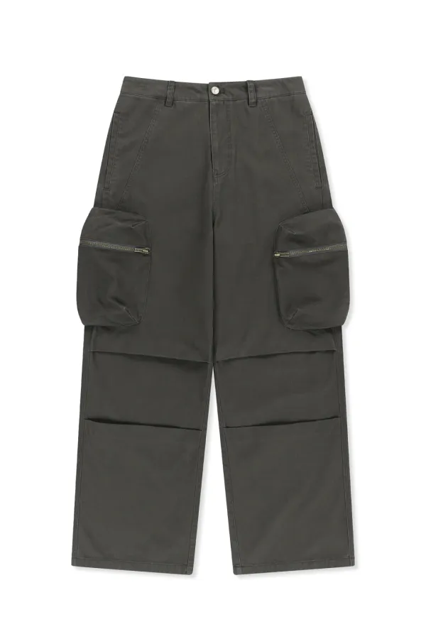 VOLUME TUCK CARGO PANTS IN CHARCOAL