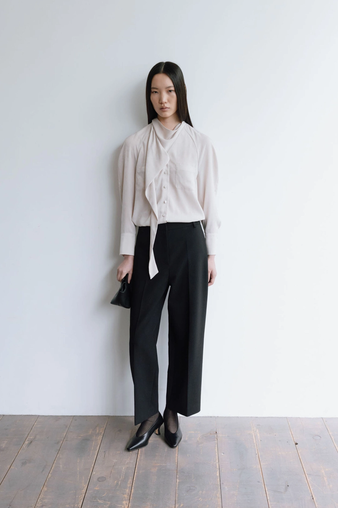 로웨 Scarf-neck volumed Blouse_beige(9/18 순차발송) 상품 이미지 1
