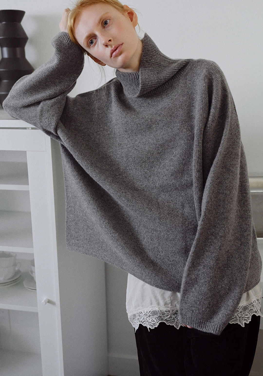 오브베이지 RACCOON OVER TURTLE KNIT_GREY_OE4C2XKN04GRE 상품 이미지 1