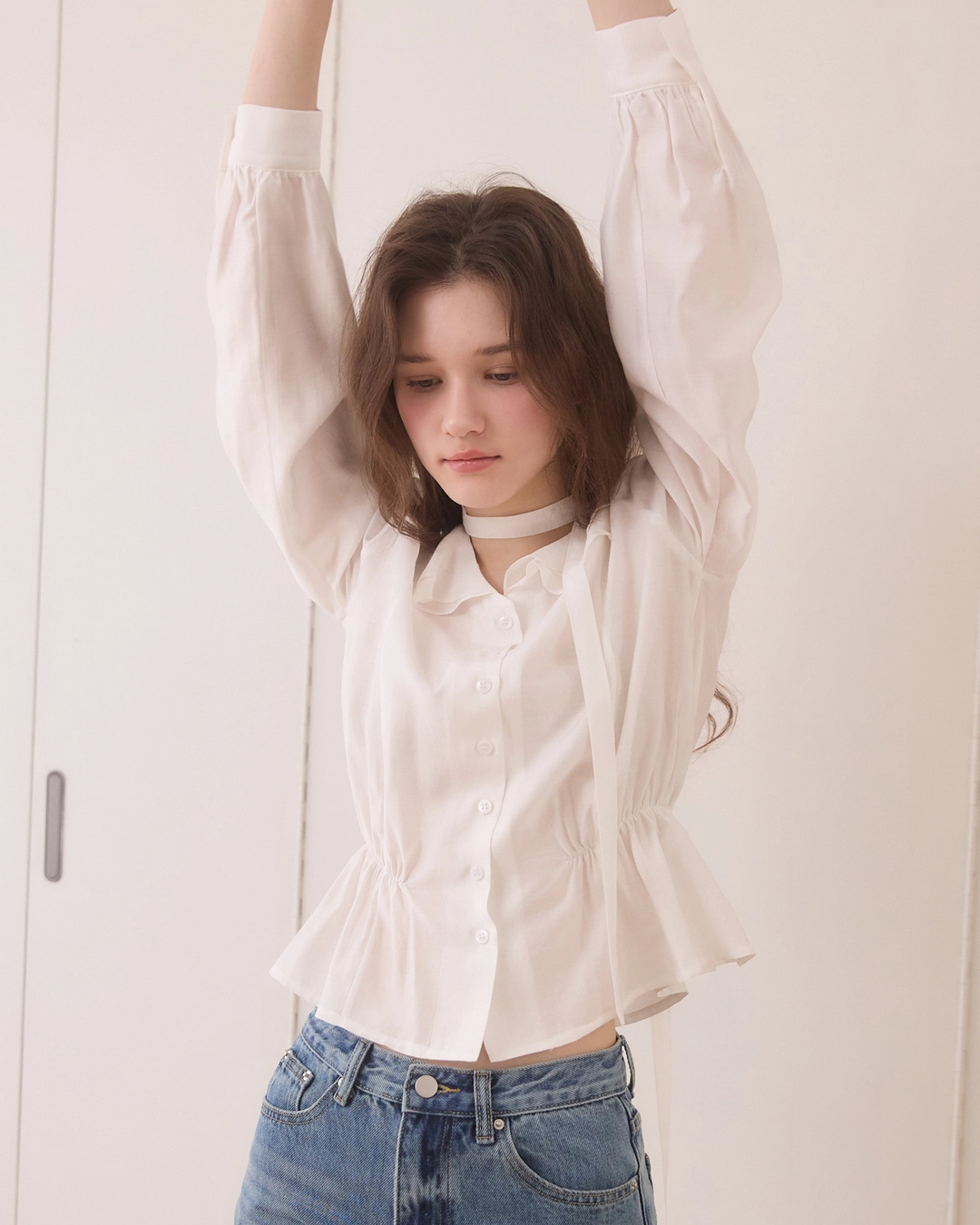 어다울 Duffle shirring ruffle tie blouse - white 상품 이미지 2