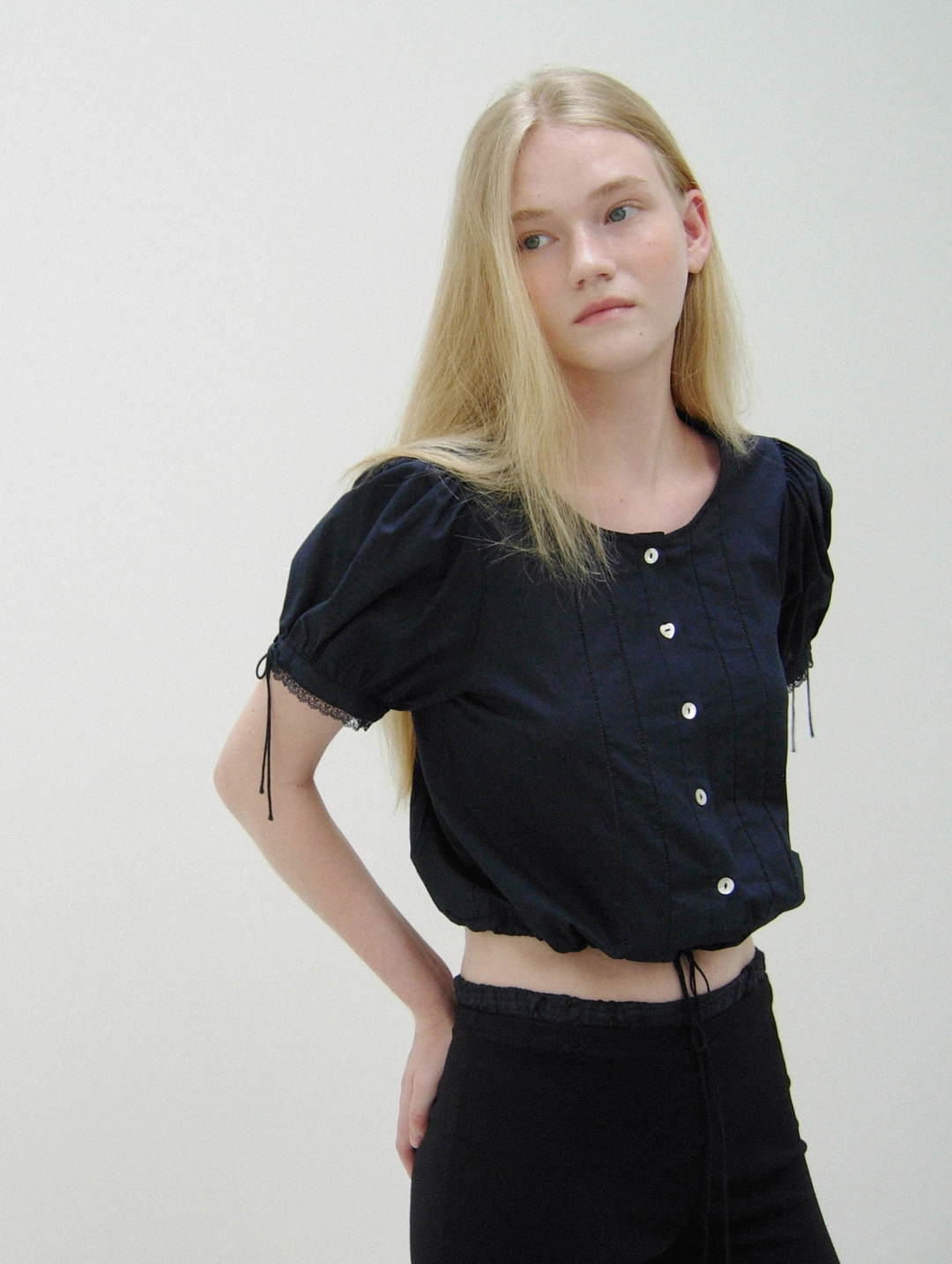 포에토 Title cropped blouse - navy 상품 이미지 2