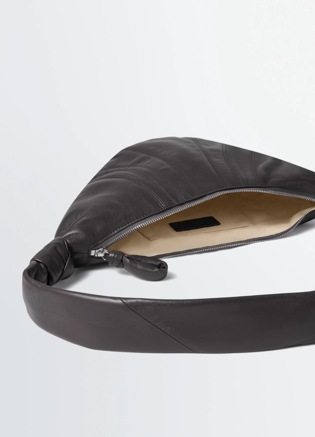 르메르 SMALL CROISSANT BAG IN LEATHER 상품 이미지 3