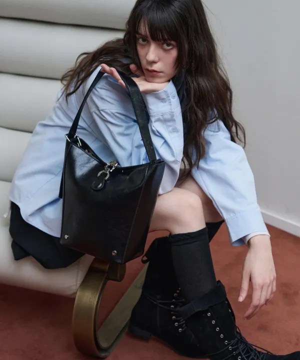 볼티드 카우 레더 마그네틱 버킷백 [BLACK]