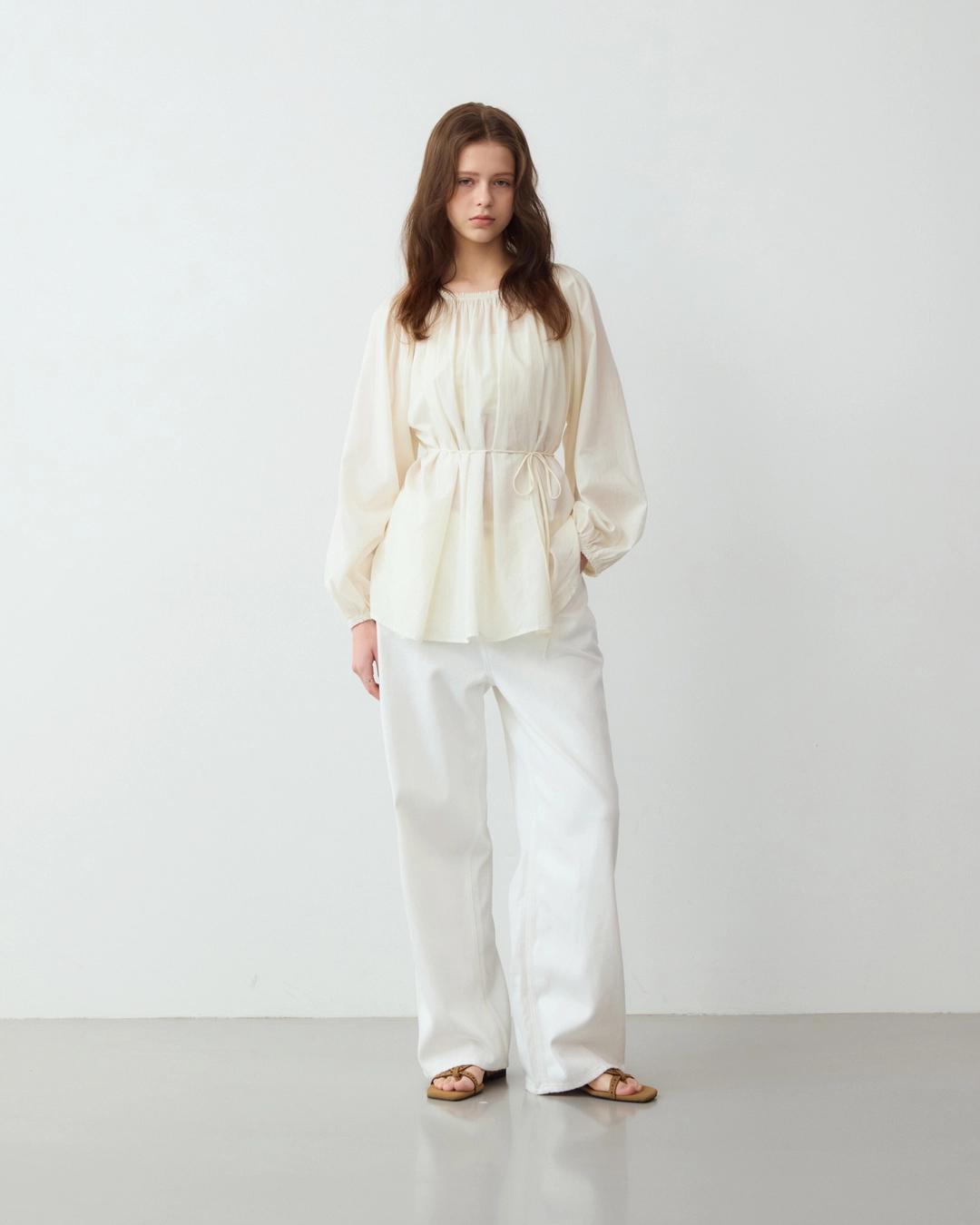 어다울 Two way off shoulder shirring blouse - cream 상품 이미지 3