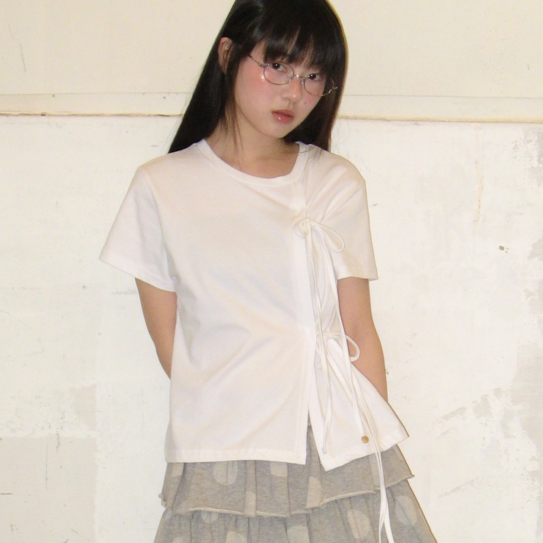 론론 SIDE RIBBON TIE WRAP SHORT SLEEVE T SHIRT WHITE 상품 이미지 1