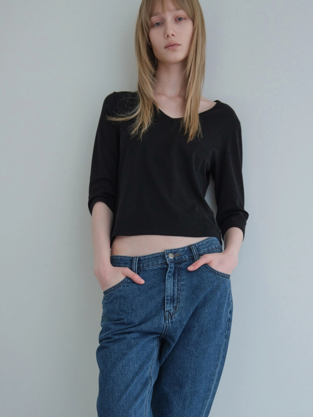 로우클래식 [6/29 예약배송] Deep V-Neck Stretchy T-Shirts_Black 상품 이미지 2