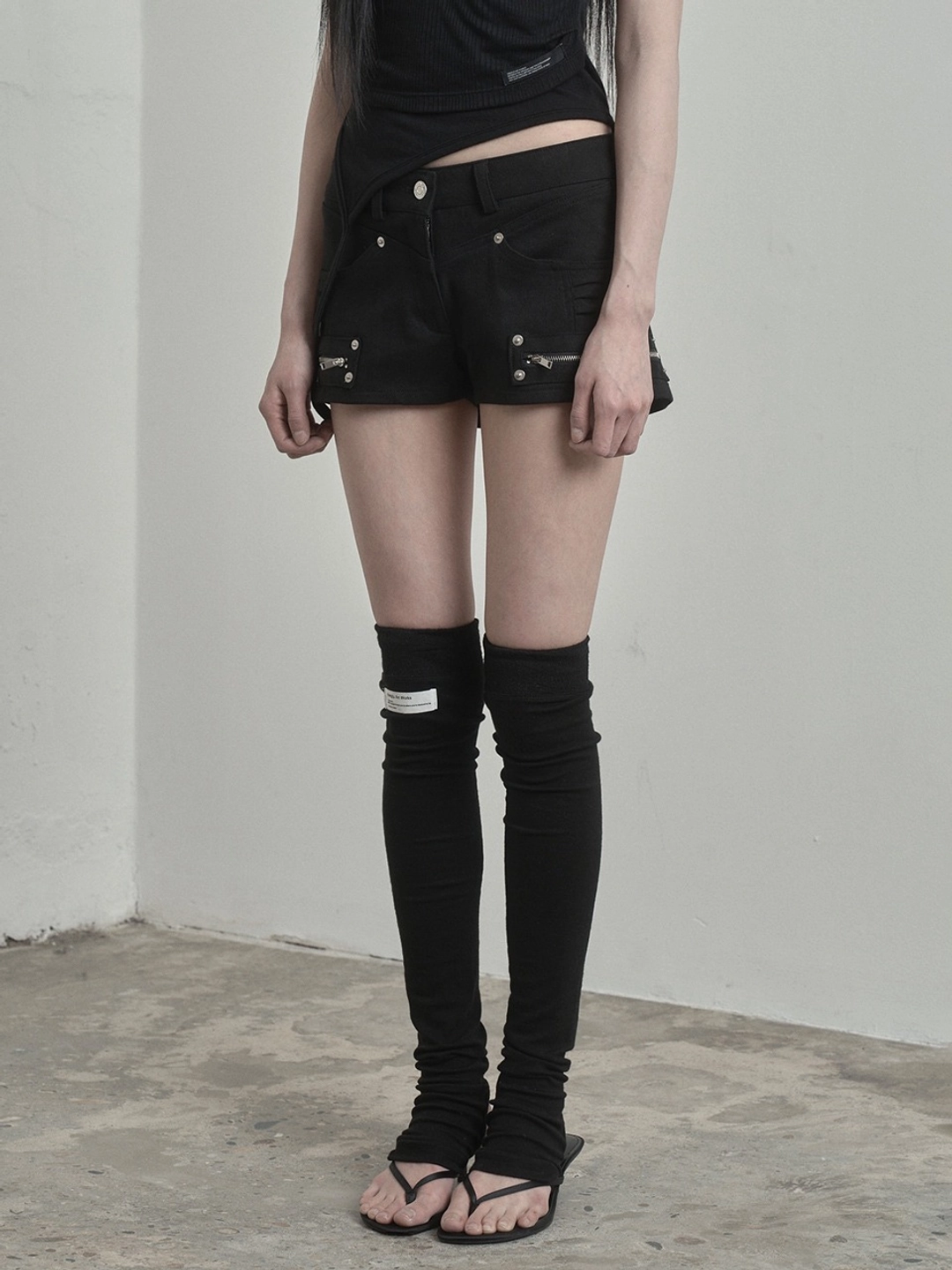 이네기 Angled Seam Zip Shorts (black) 상품 이미지 2