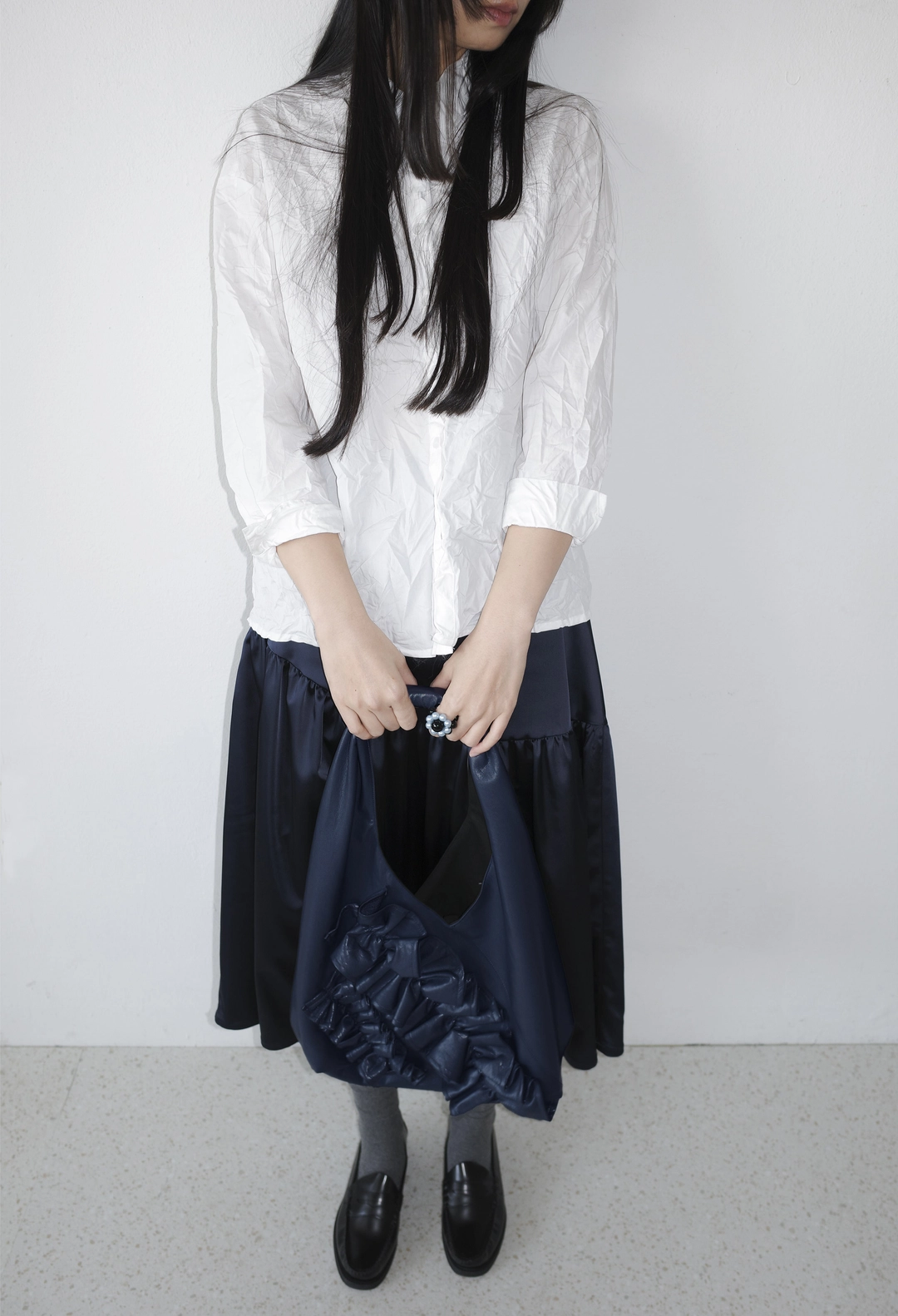 생긴 ORIGAMI RUFFLE LEATHER BAG - NAVY 상품 이미지 2