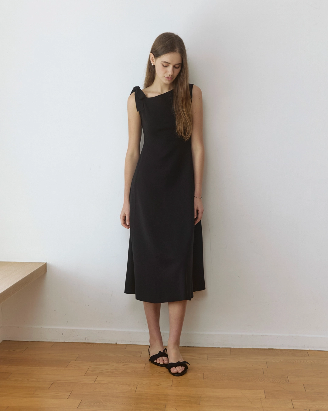 어다울 Unbalance neck ribbon flare long dress - black 상품 이미지 2