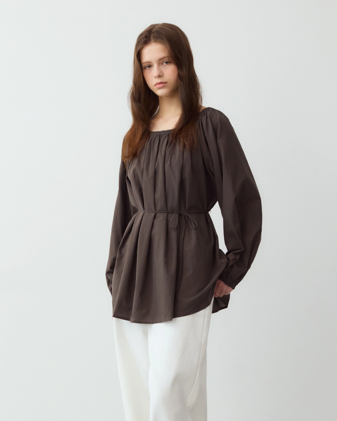 어다울 Two way off shoulder shirring blouse - brown 상품 이미지 3