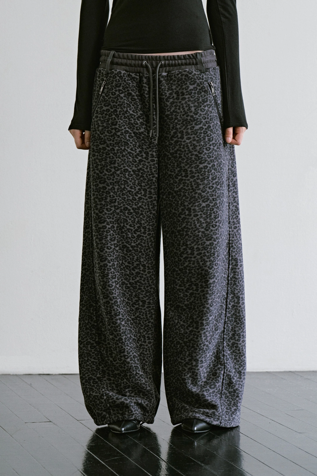 트리밍버드 Leopard Fleece Set-up Pants [ Charcoal ] 상품 이미지 1