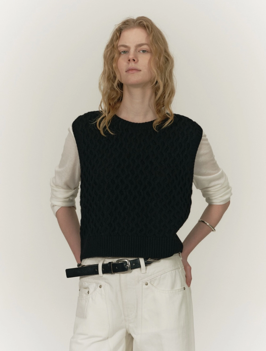 솔티페블 WAFFLE BACK SLIT KNIT VEST [BLACK] 상품 이미지 2