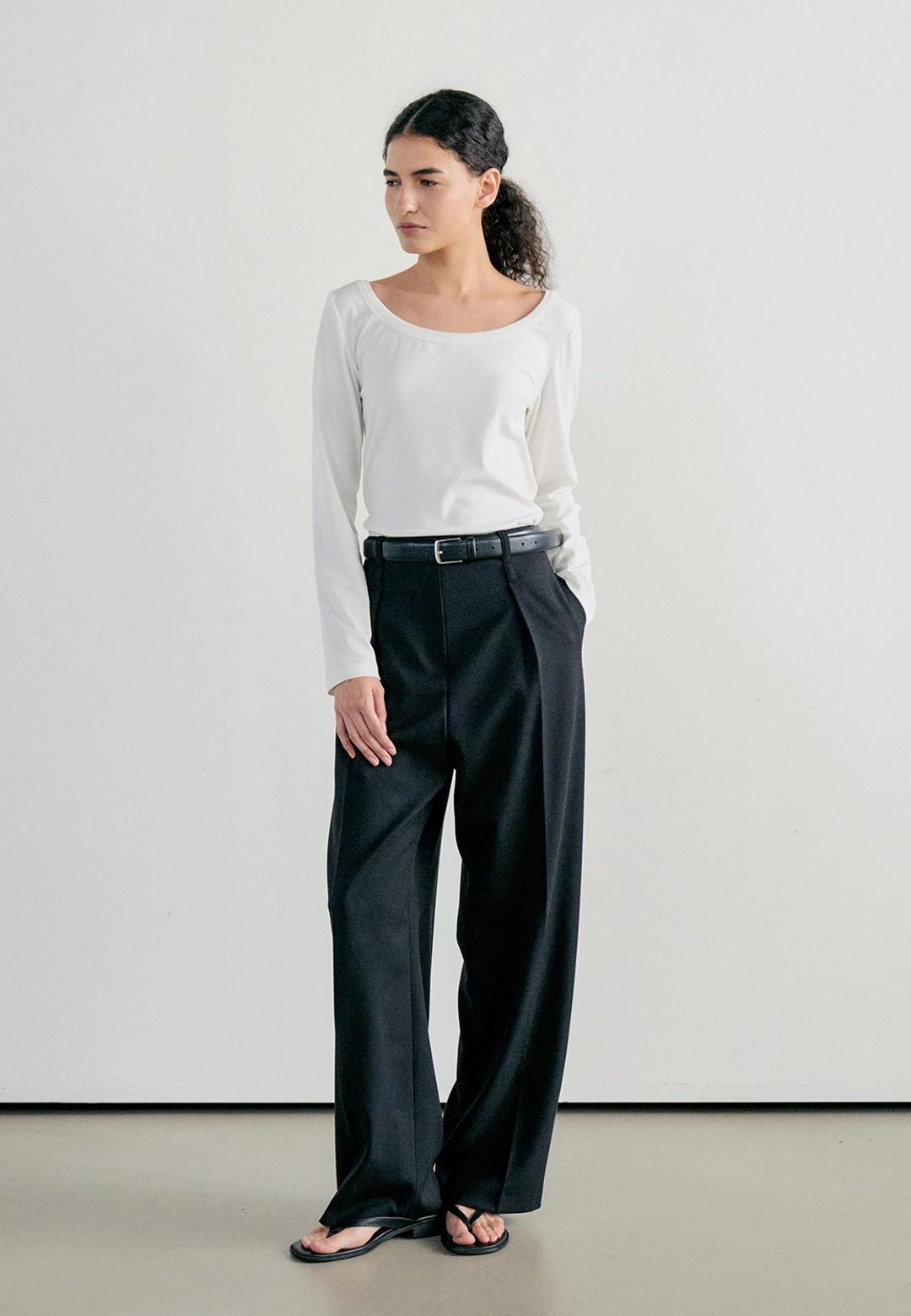 노티아 WOOL STRAIGHT ONE TUCK PANTS - BLACK 상품 이미지 1