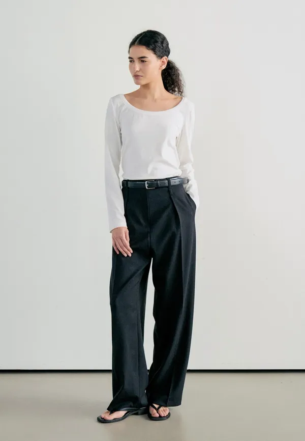 WOOL STRAIGHT ONE TUCK PANTS - BLACK