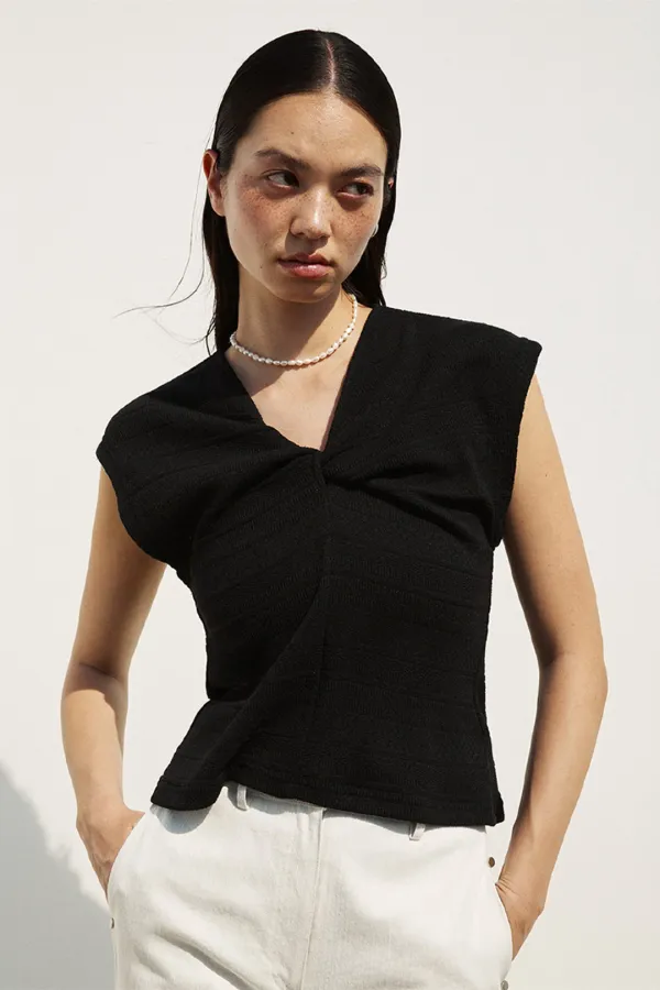 TWIST FRONT CROCHETED TOP BLACK