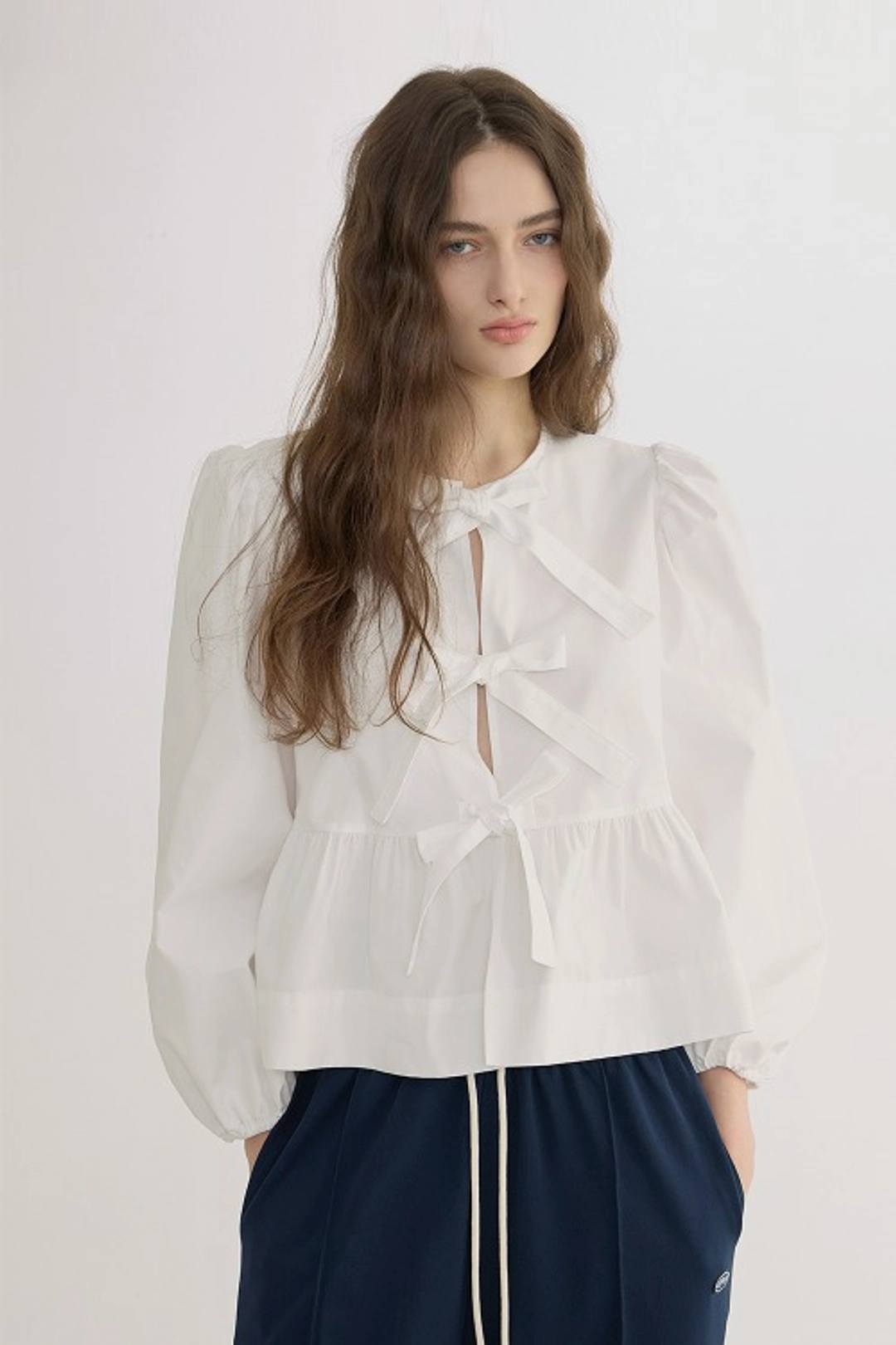퀸스래빗 Claire Three-Strap Puff Long Ribbon Blouse - IVORY 상품 이미지 2