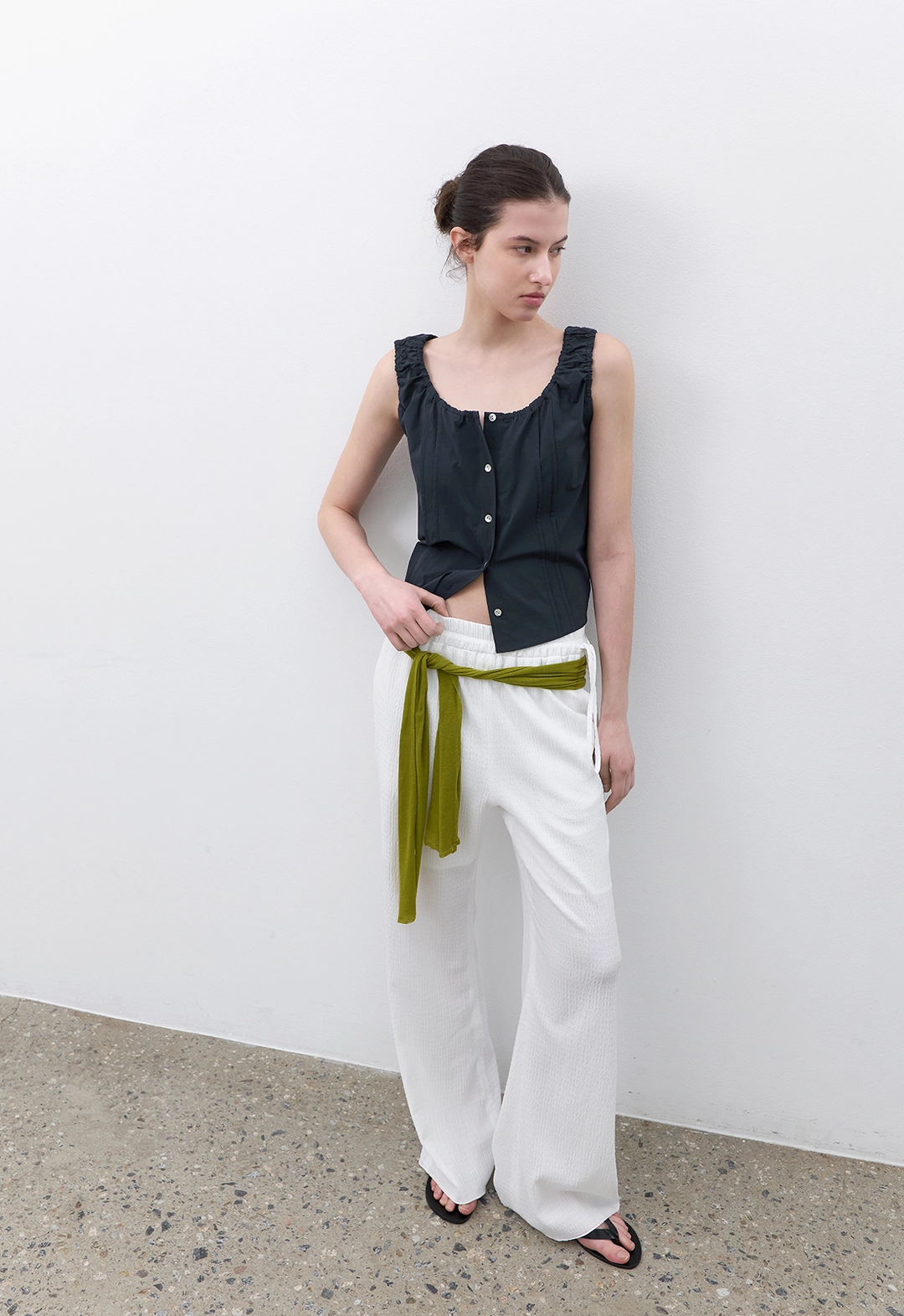 아뜰리에 나인 (BL-4409)PINTUCK SLEEVELESS SHIRRING BLOUSE 상품 이미지 2