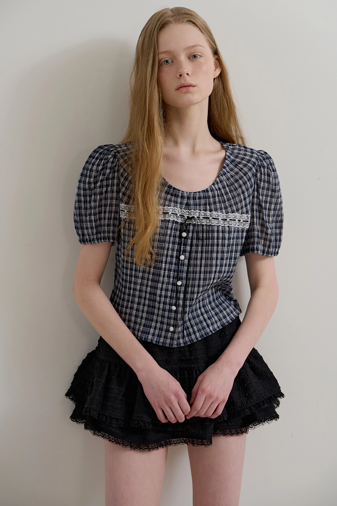 모어댄라이크 CHECK RIBBON LACE BLOUSE - NAVY 상품 이미지 2