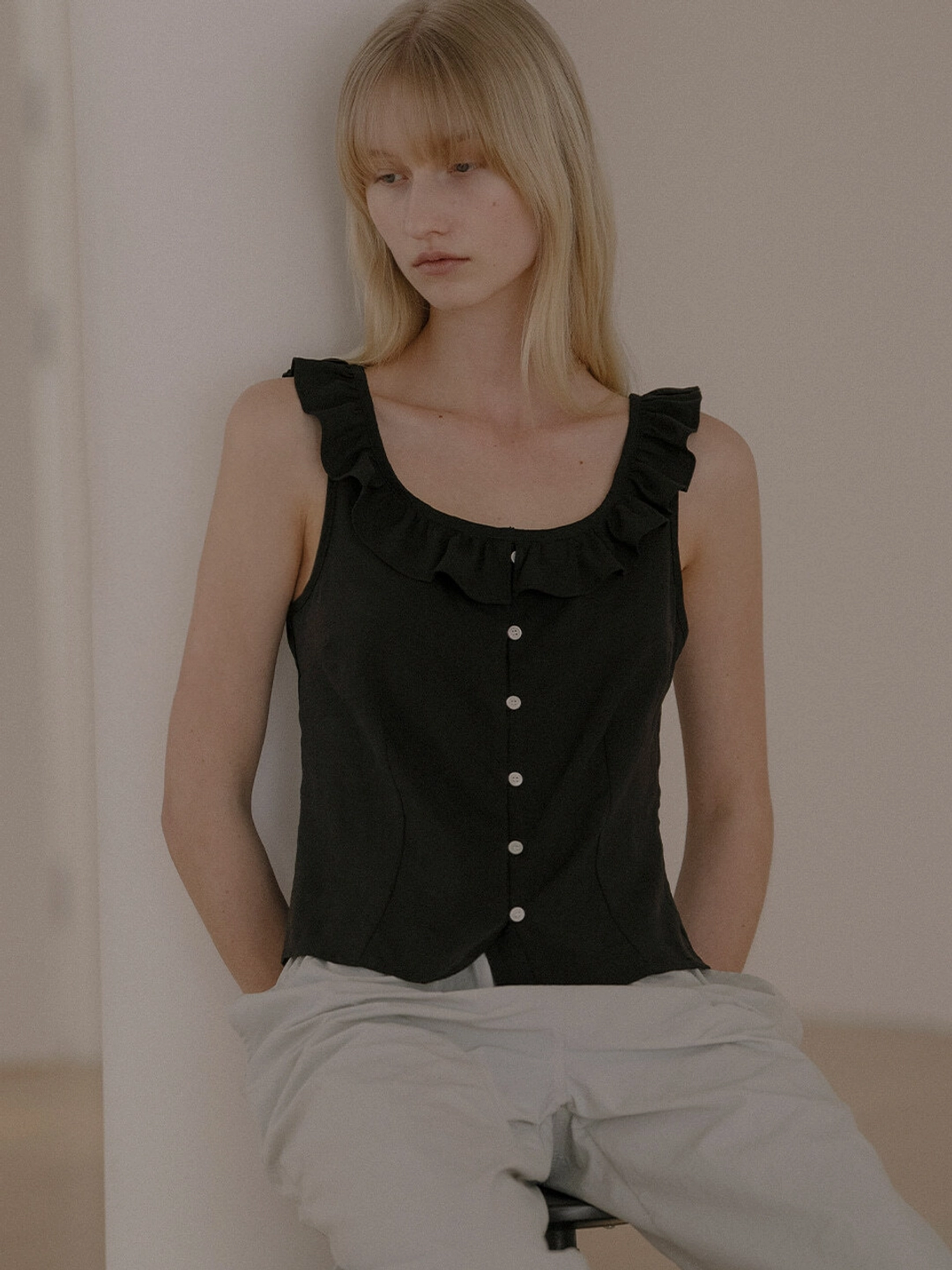 노운베러 Frill neck sleeveless blouse [KNSS04BL02]_Black 상품 이미지 2