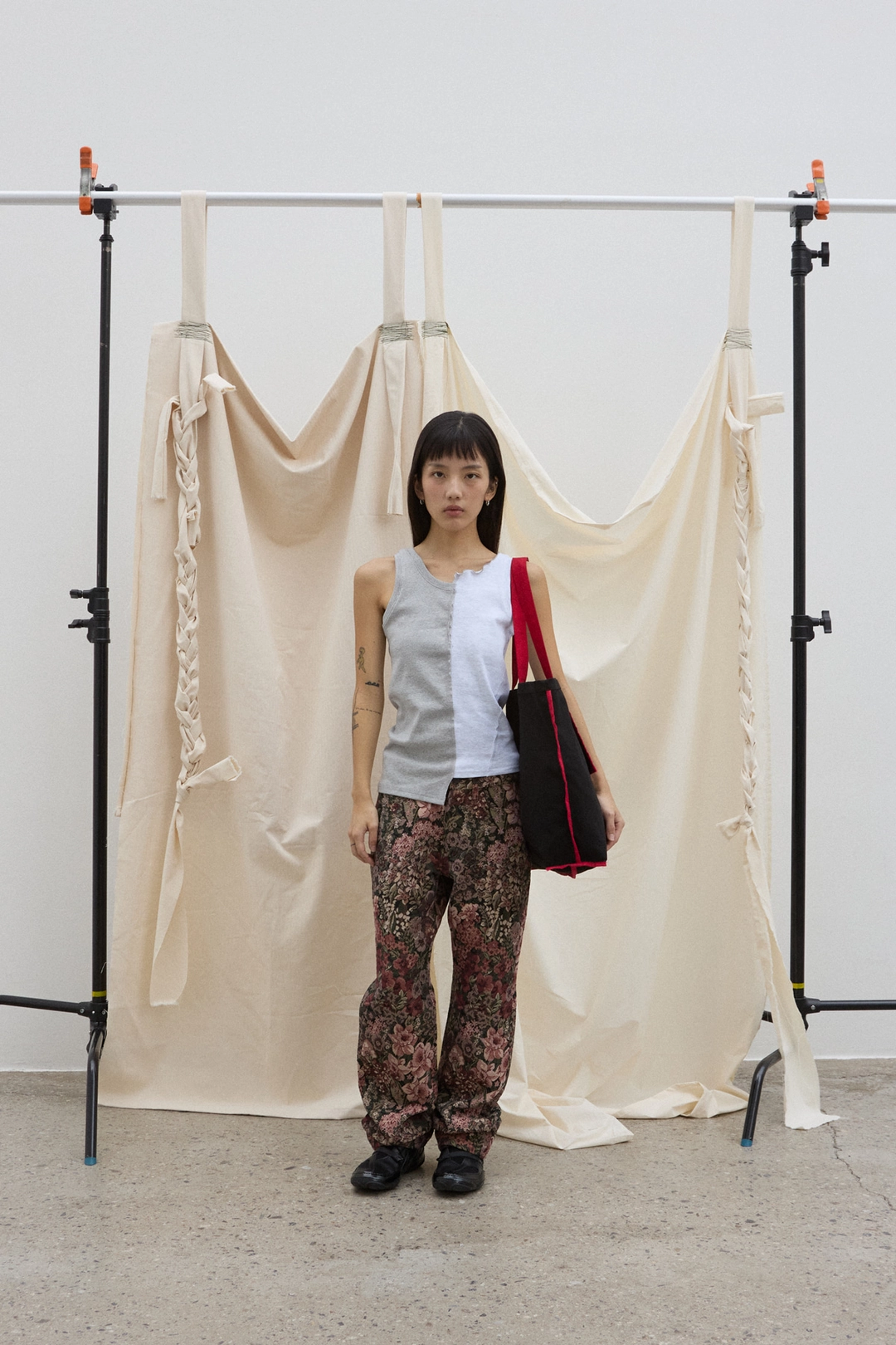공테잎 FLORAL WAIST CUTOUT PANTS 상품 이미지 2