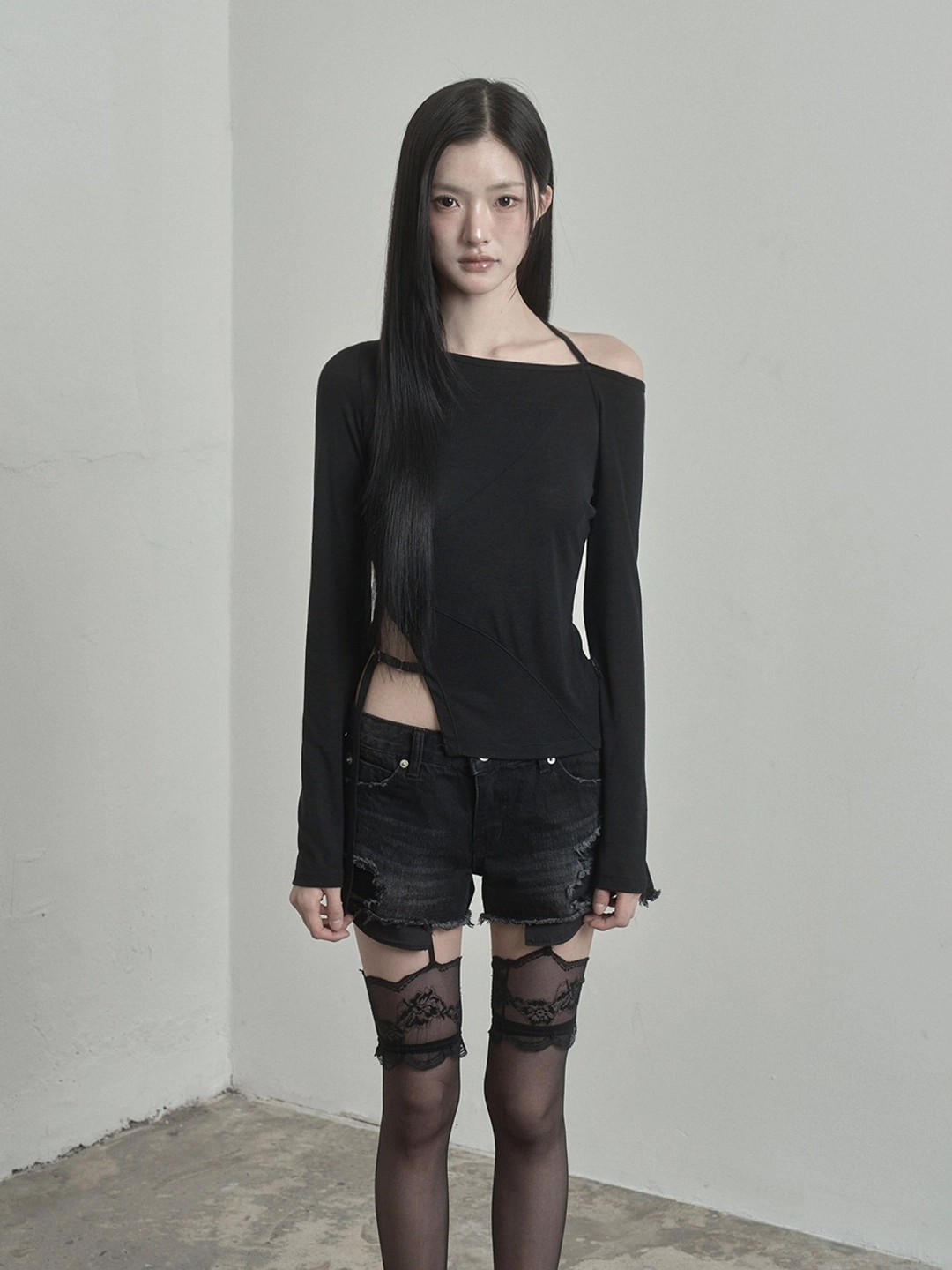 이네기 Buckle Strap Cut-Out Top (black) 상품 이미지 2