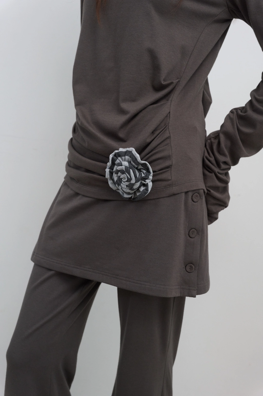 마조네 BUTTON DETAIL SKIRT LEGGINGS_KHAKI 상품 이미지 1