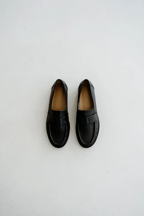 48148_Black leather loafers