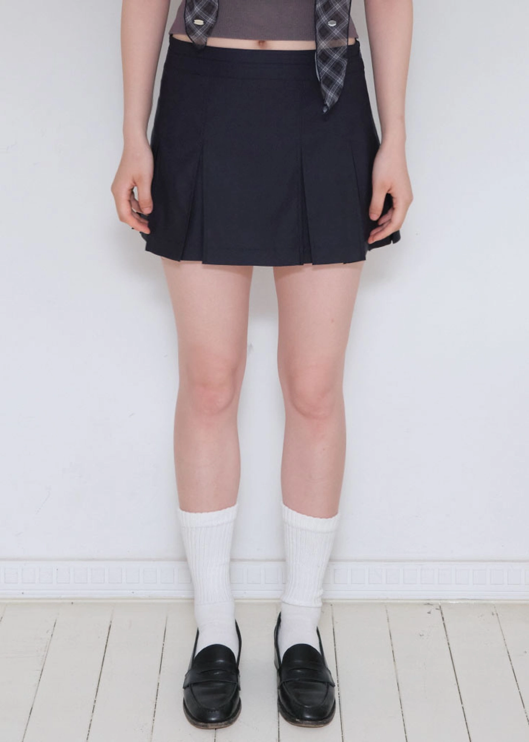 온무드 CLASSIC PLEATS MINI SKIRT - DEEP NAVY 상품 이미지 2