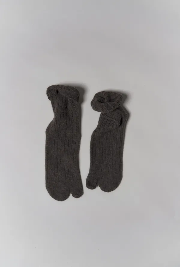 PLAIN TABI SOCKS ( DARK BROWN )
