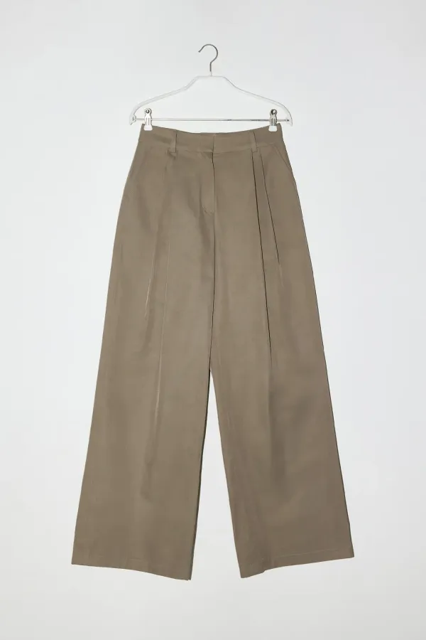 CLASSIC TWO TUCK WIDE PANTS