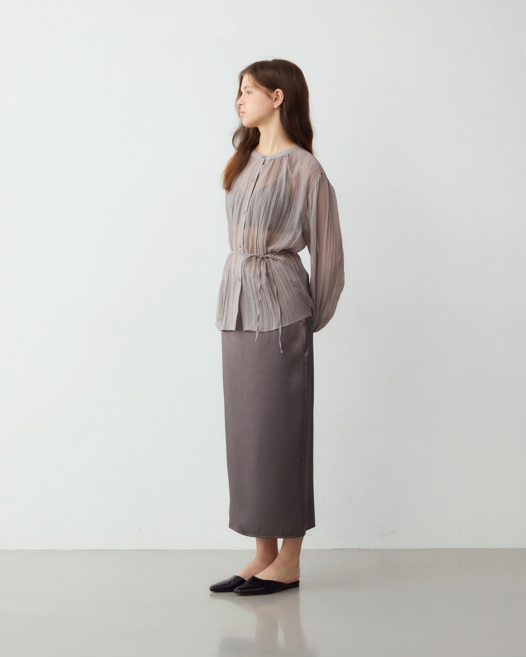 어다울 Wrinkle see through belted blouse - grey 상품 이미지 3