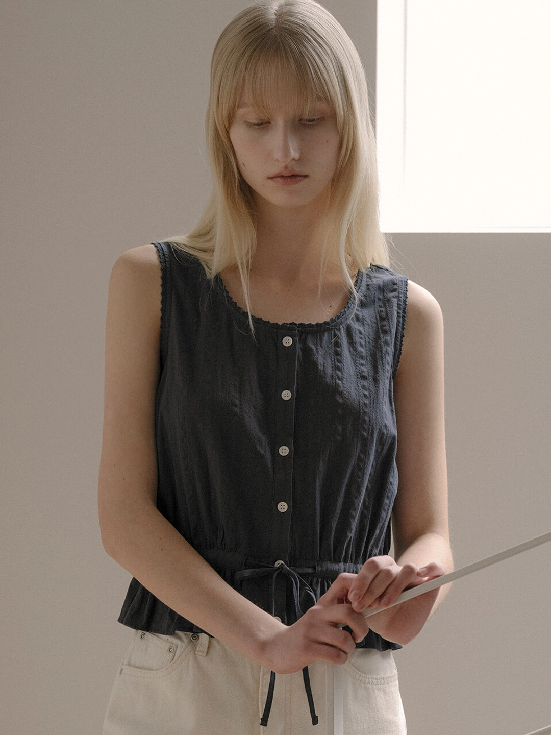 노운베러 Lace shirring sleeveless blouse [KNSS04BL04]_Navy 상품 이미지 2