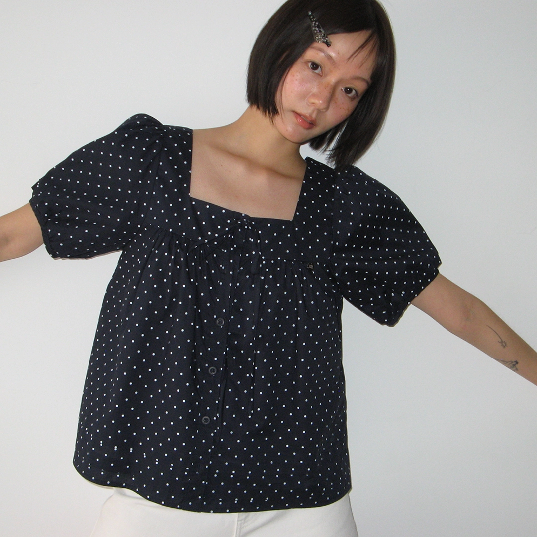 론론 TIE DETAIL BUTTON BLOUSE NAVY DOT 상품 이미지 1