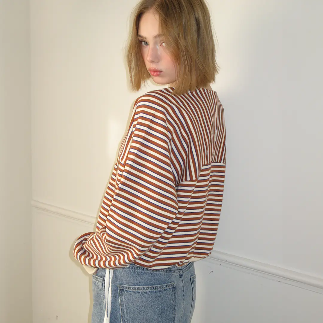 론론 PENDANT V NECK STRIPE SWEATSHIRT BROWN 상품 이미지 1