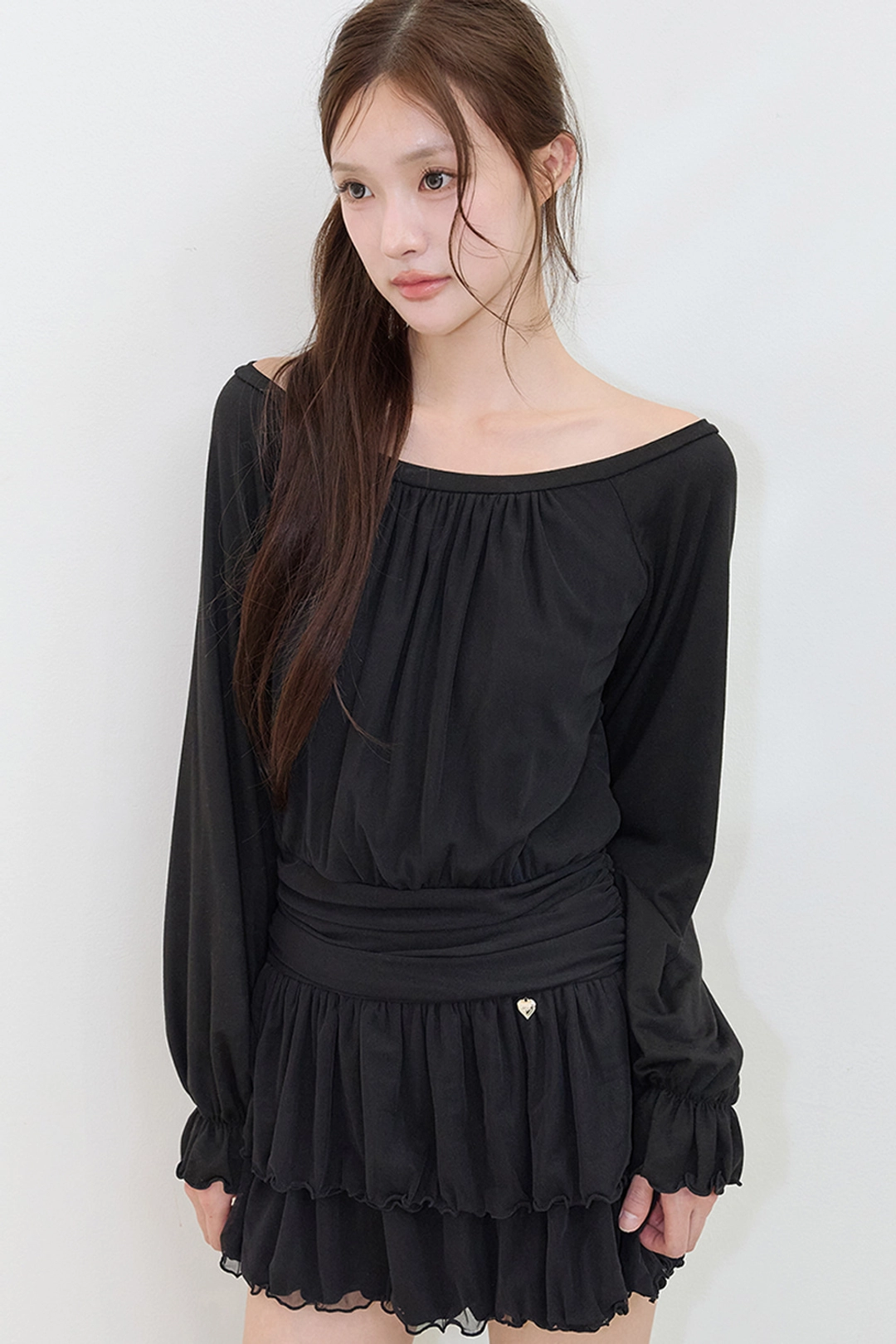 일리고 보트넥 셔링 미니 원피스 블랙 상품 이미지 3