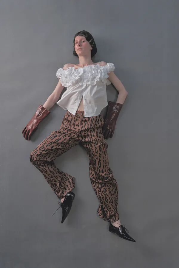 PF26 WHITE OFF-SHOULDER SHIRRING SHIRT