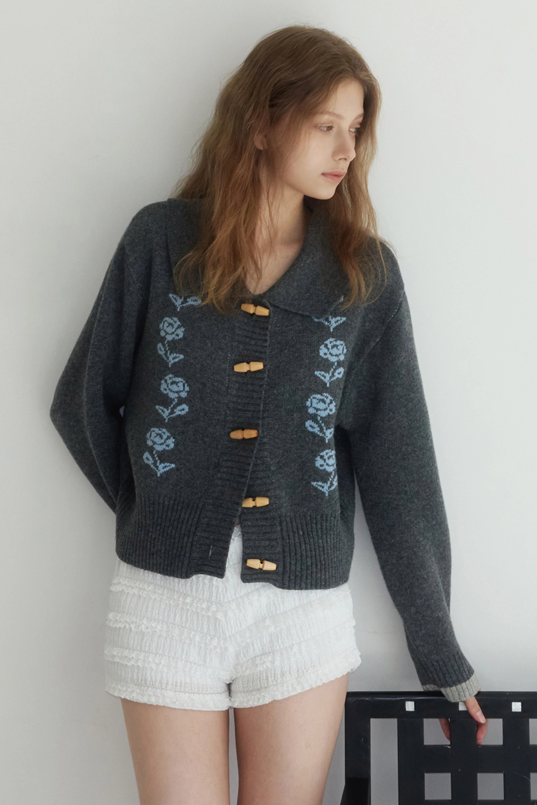 모어댄라이크 FLOWER WOOL CARDIGAN - CHARCOAL 상품 이미지 2