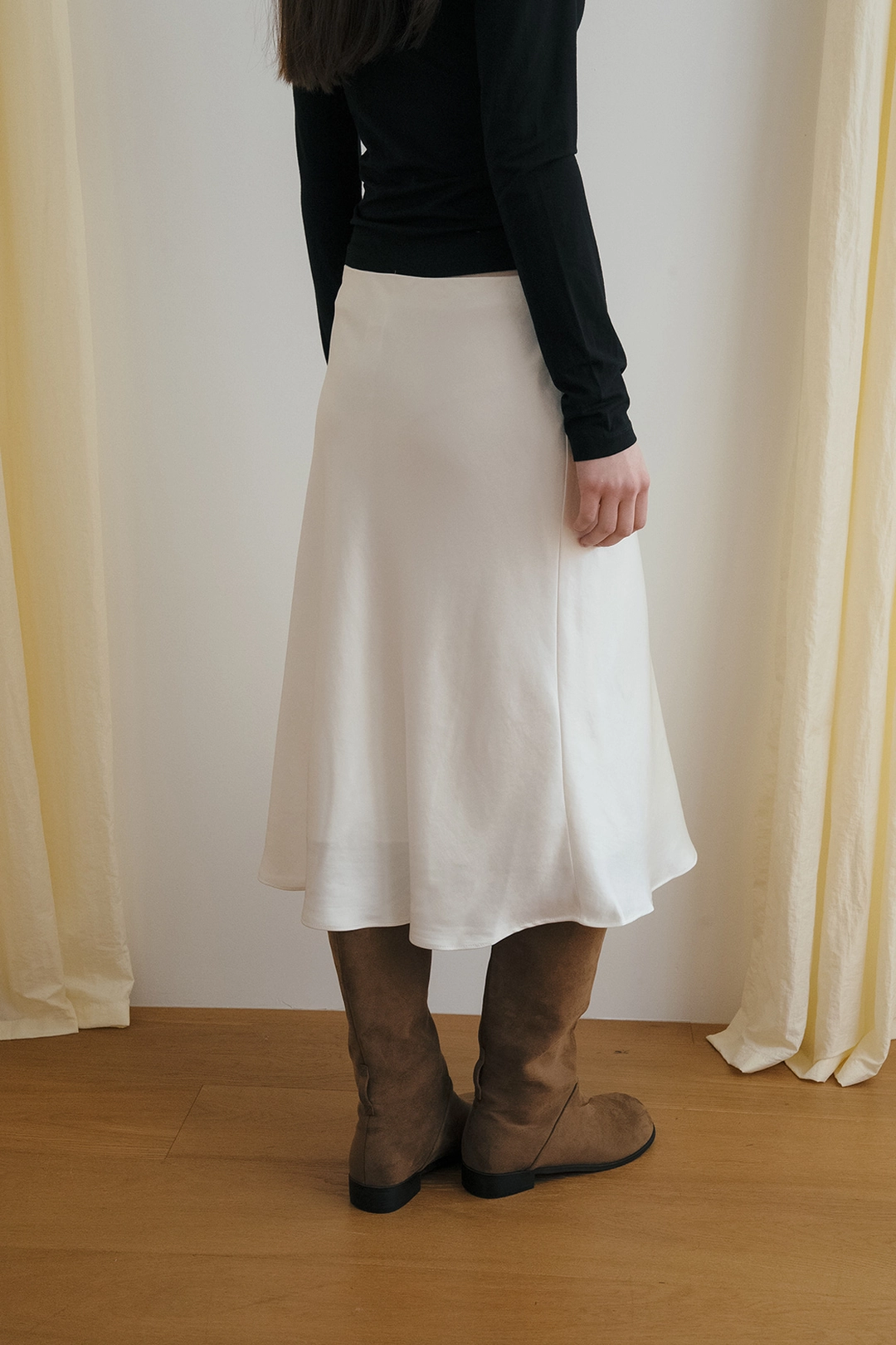 샤드라마 SATIN SEMI-FLARE SKIRT [IVORY] 상품 이미지 2