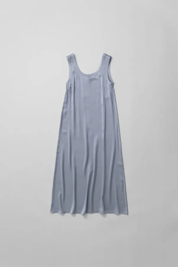 a glossy dress (dusty blue)