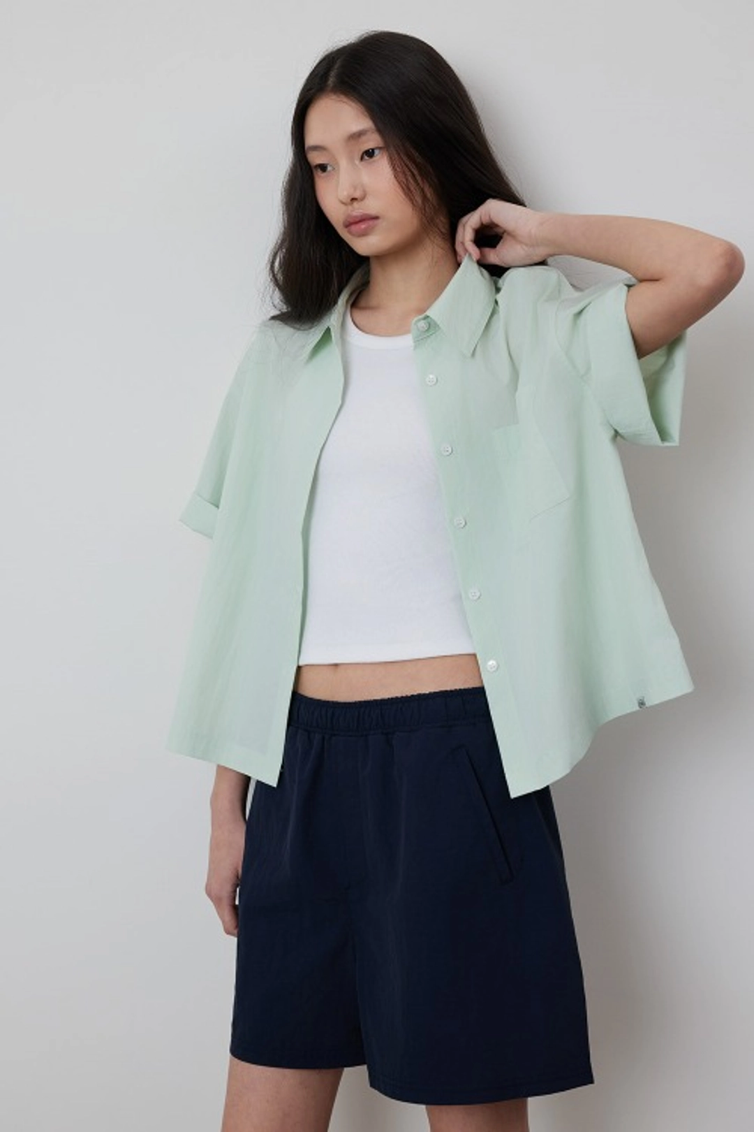 퀸스래빗 Solid Half Sleeve Semi Crop Shirt 상품 이미지 2